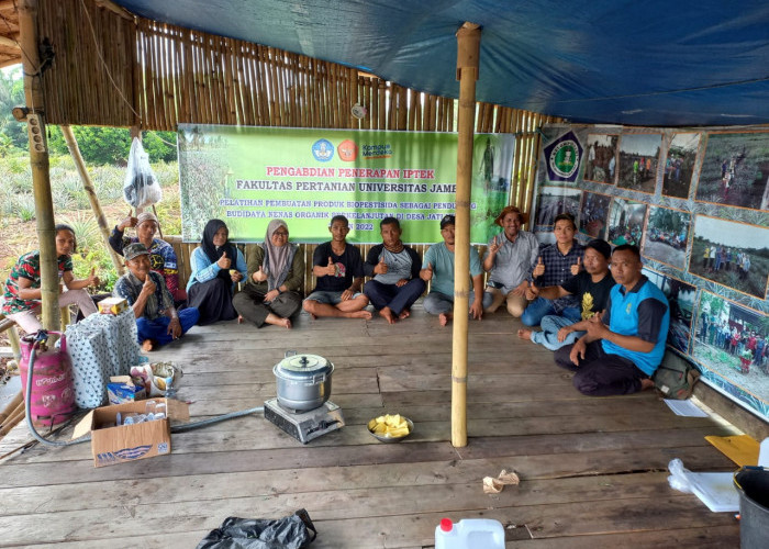 Pelatihan Pembuatan Biopestisida Sebagai Pendukung Budidaya Nenas Organik Berkelanjutan di Desa Jati Mulyo