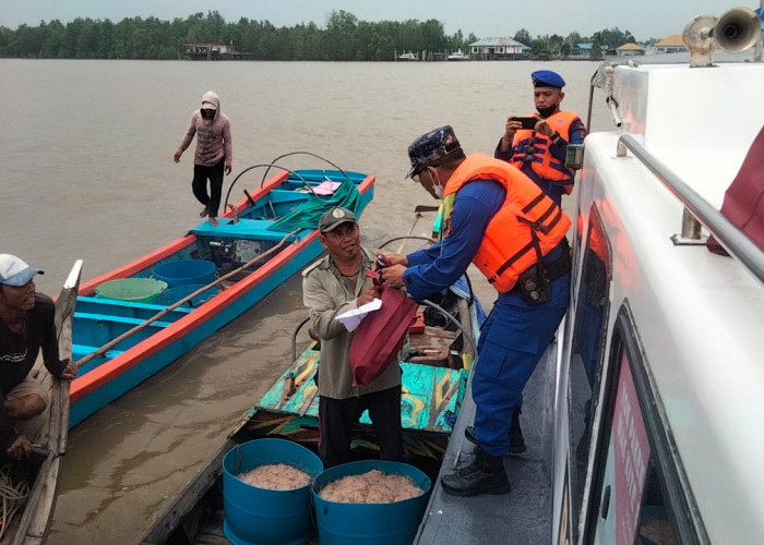  Personel Satpolairud Polres Tanjab Barat Berikan Bantuan Sosial kepada Nelayan