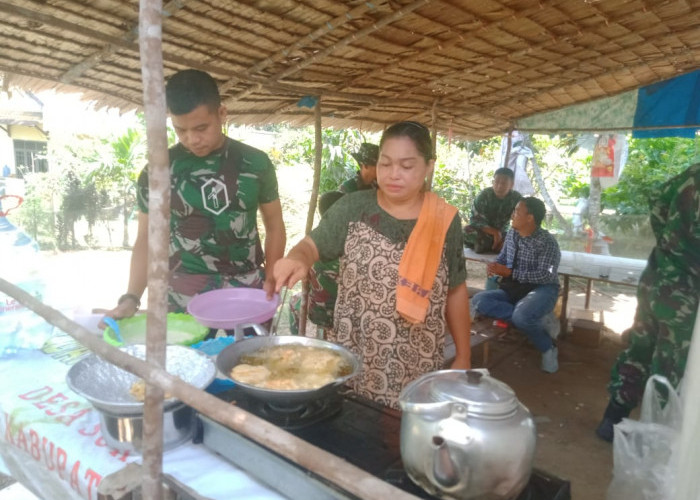 Satgas TMMD ke 121 Kodim 0415/Jambi Bantu Orang Tua Asuk Memasak