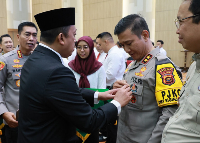 Kapolda Jambi Terima Pin Emas dari Menteri ATR RI Nusron Wahid