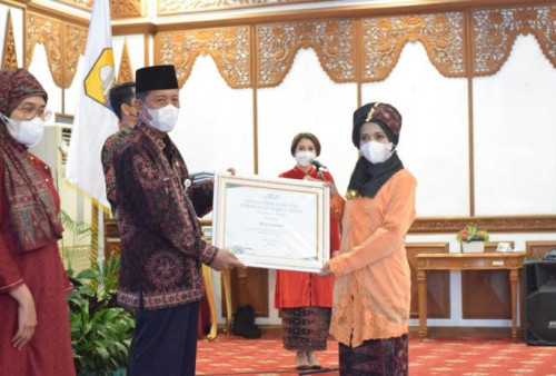 Wagub Sani Beri Penghargaan di Hari Kartini