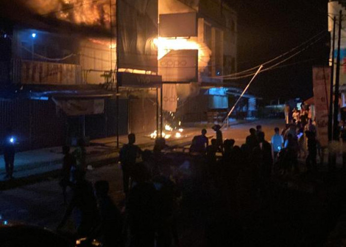 Kebakaran Hanguskan Sejumlah Ruko di Kuala Tungkal, Angin Kencang Sebabkan Api Sulit Padam
