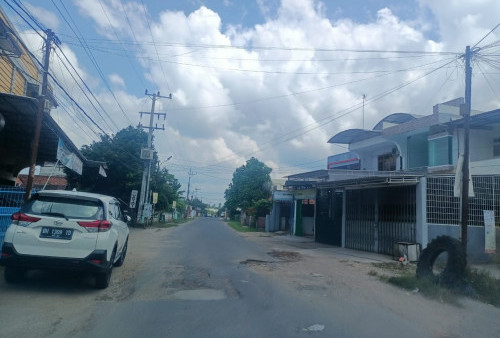 Warga Keluhkan Jalan Rusak di Kelurahan Thehok