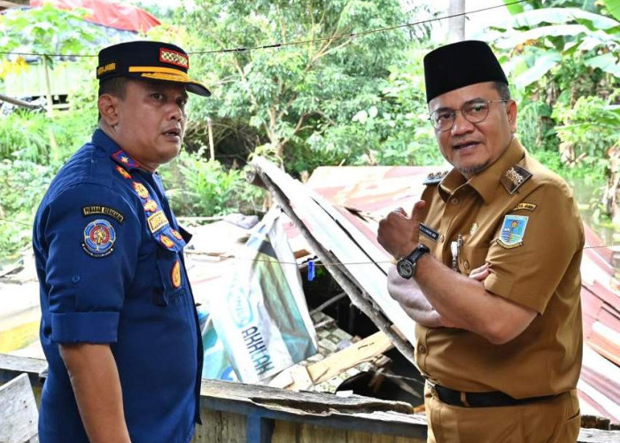 Wali Kota Maulana Kunjungi Warga Rumah Roboh, Serahkan Bantuan dan Beri Motivasi