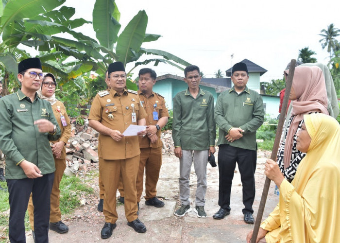 Wali Kota Jambi Tinjau Rumah Warga Roboh di Kenali Asam Atas, Pemkot dan BAZNAS Salurkan Bantuan Rp20 Juta