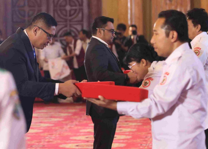 BPIP Serahkan Duplikat Bendera Pusaka dan Buku Pendidikan Pancasila kepada 38 Kepala Daerah