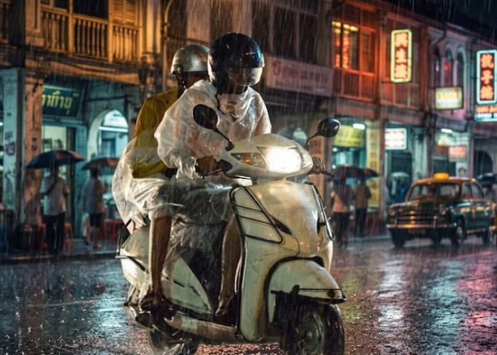 Musim Hujan Tiba: Simak 7 Panduan Aman Menunggangi Motor di Jalan Licin