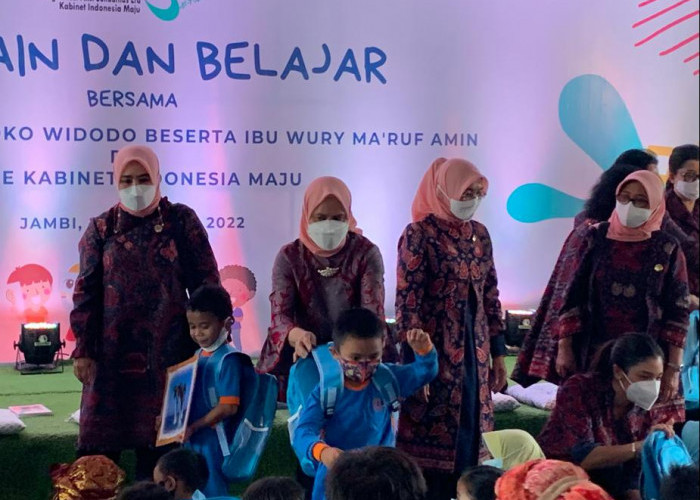 Ke Jambi, Iriana Jokowi Bagi-bagi Tas dan Buku untuk Anak PAUD