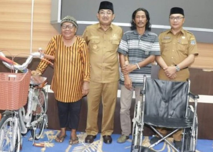 Anwar Sadat Berikan Sepeda Baru dan Kursi Roda untuk Pedagang Kecil dan Penyandang Disabilitas