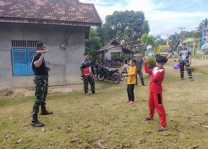 Satgas TMMD ke 121 Kodim 0415/Jambi Bersama Anak-anak Latihan Nunchaku