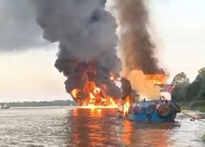 Heboh Video Tongkang Batu Bara yang Tabrak Jembatan Aurduri I Dibakar Warga, Cek Faktanya di Sini!