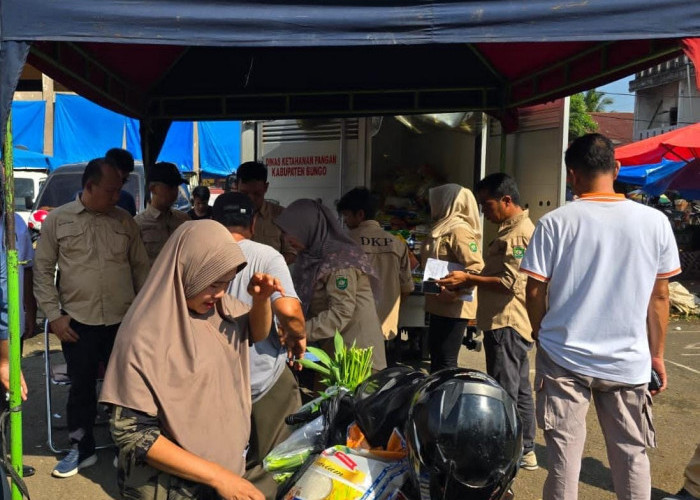 Emak-emak di Bungo, Ramai Beli Beras di Lokasi Operasi Pasar Murah Pasar atas Bungo 