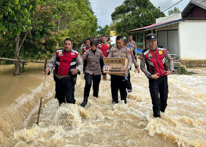 Terjang Banjir di Kerinci dan Kota Sungai Penuh, Personel Polda Jambi Bantu Evakuasi dan Dirikan Dapur Umum
