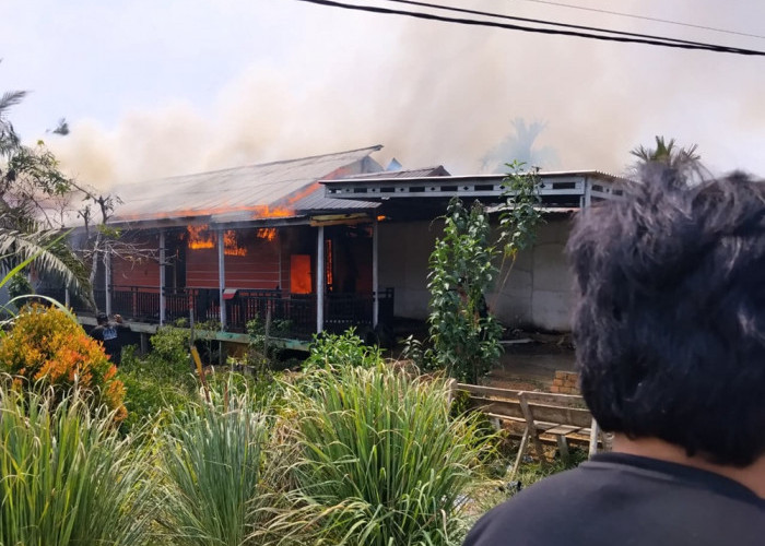 Ditinggal Pergi, Rumah Sekaligus Toko Sembako Depan Pertashop Kuala Jambi Terbakar