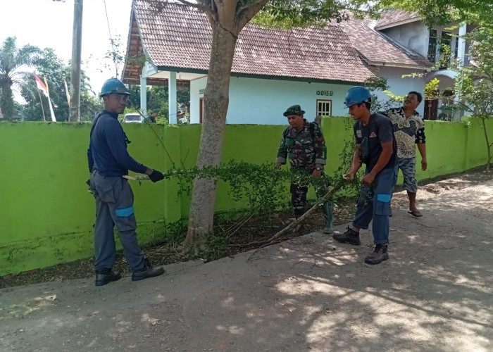 Satgas TMMD ke-121 Kodim 0415/Jambi Bersama Pemdes Suka Maju Gotong Royong Bersihkan Kantor