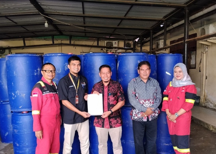 Aksi Tanggap Lingkungan, SKK Migas PetroChina Serahkan 80 Drum Tempat Sampah ke DLH Tanjab Barat