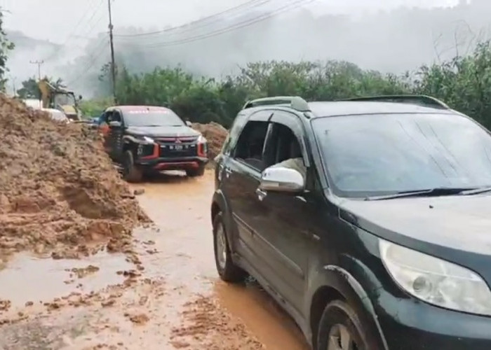 Longsor Besar di Batang Merangin Bikin Jalan Nasional Macet, Dirlantas Polda Jambi Imbau Warga Waspada