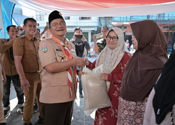 Wali Kota Maulana Turun Langsung Salurkan 523 Ton Beras untuk Warga Kota Jambi