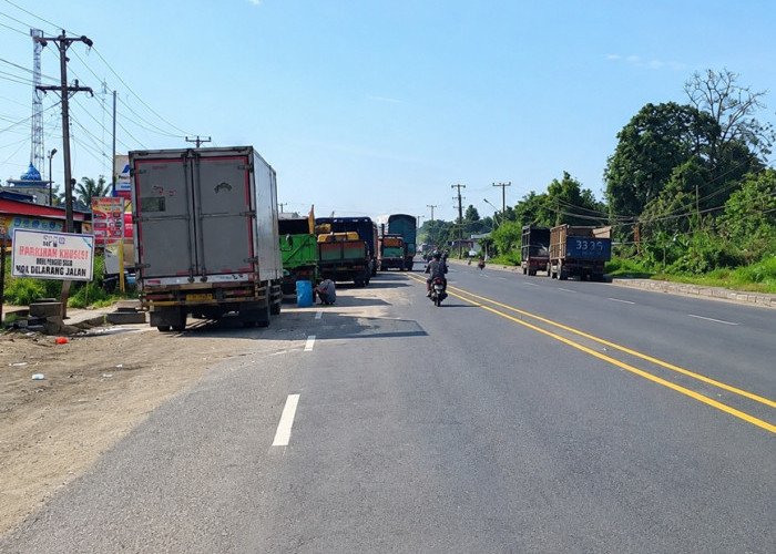 Keluhan Tanpa Solusi Berarti! Antrian Solar hingga ke Jalan di SPBU KM 10 Tebo, Pengguna Pertalite Mengeluh