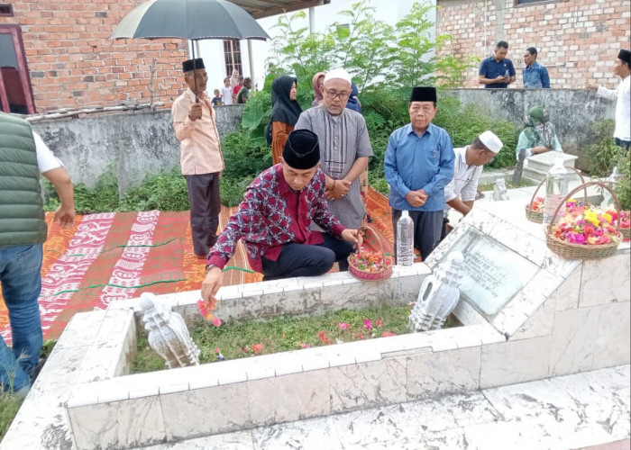 Jun Mahir Ziarah ke Makam Mantan Bupati Muaro Jambi Ahmad Ripin