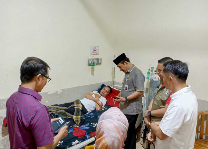 Pj Bupati  Kerinci Besuk Penyelenggara Pemilu yang Sakit di RSU, Asraf :  Biaya Pengobatan Ditanggung Pemda