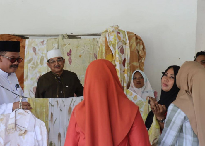 Bupati dan Wakil Bupati Tanjab Barat Tinjau UMKM Ecoprint Kuala Dasal, Siap Fasilitasi Pengembangan Produk