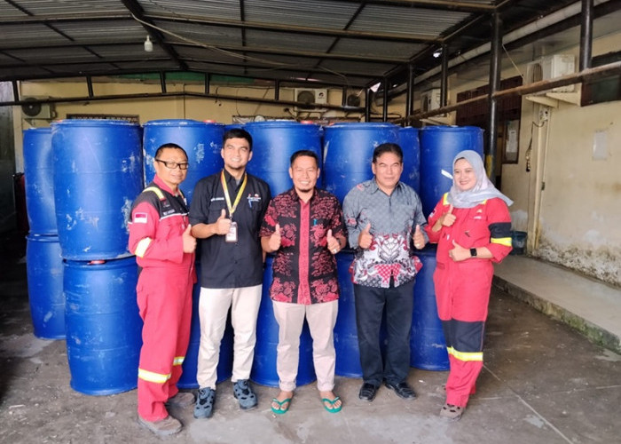 Bantu Kelola Limbah Domestik, SKK Migas PetroChina Serahkan 80 Drum Plastik ke DLH Tanjab Barat