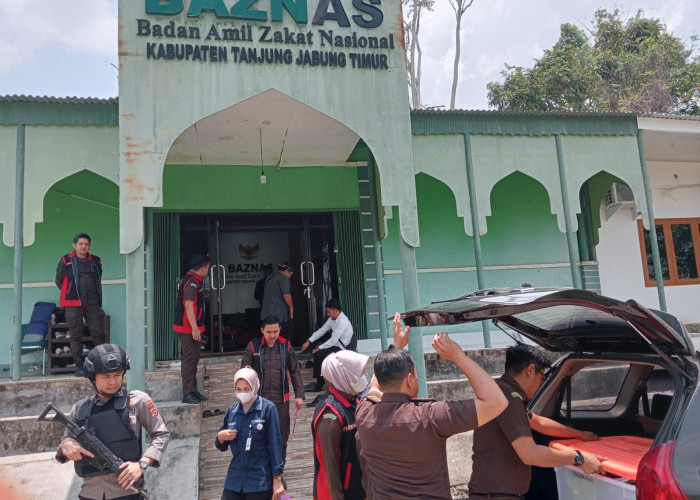 Petugas Kejari Tanjab Timur Pakai Rompi khusus Datangi Kantor Baznas Tanjab Timur, Apakah Ada Tersangka Baru?