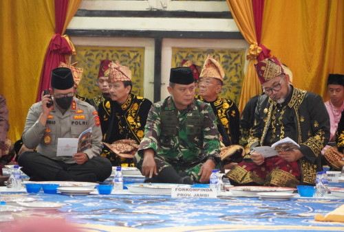 Danrem 042/Gapu Hadiri Penganugerahan Adat Melayu Jambi kepada Gubernur Jambi