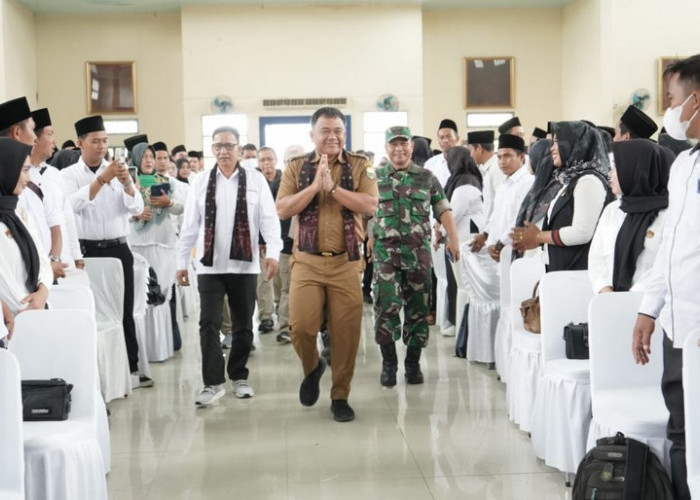 Plh Bupati Budhi Hartono Hadiri Pelantikan Ratusan Anggota PPS Se-kabupaten Muaro Jambi.    