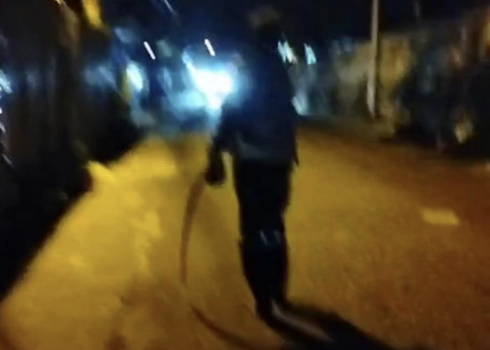 Viral! Beredar Video Berisi Duel Berandalan Bermotor Pakai Celurit di Kota Jambi