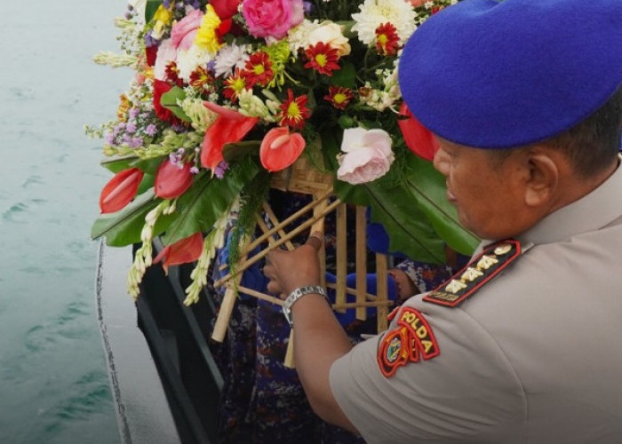 Hari Bhayangkara Ke-78, Polda Bali Gelar Upacara Tabur Bunga di Laut Benoa 