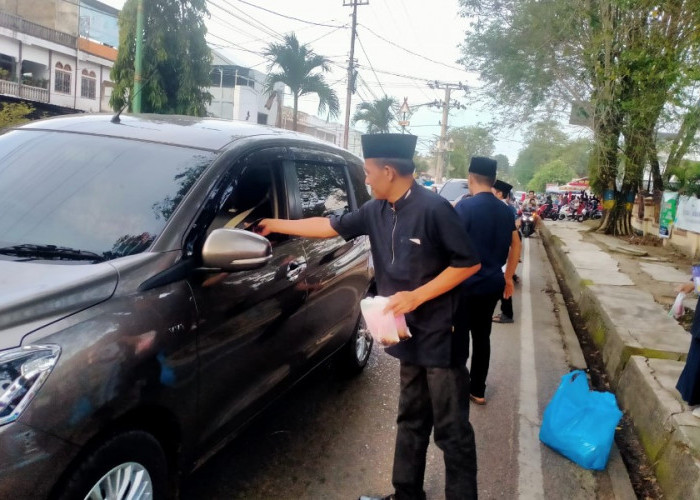 Jalin Silaturahmi, Samsat Bungo Berbagi Takjil dan Ingatkan Pajak Kendaraan Warga
