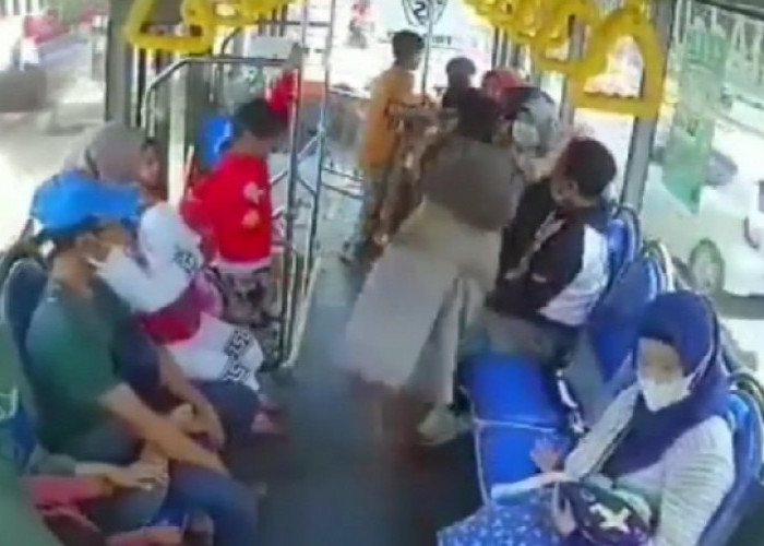 Viral Seorang Pria Memukul Wanita Berhijab di dalam Bus, Ini Penjelasan Polisi