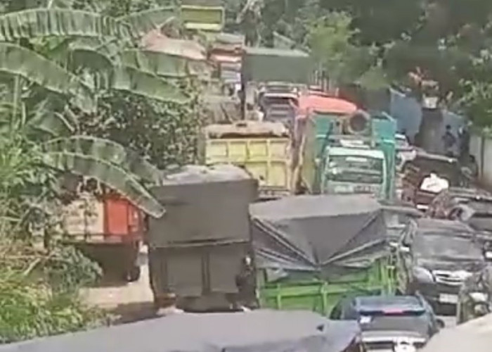 Kacau! Macet Parah di Jalan Nasional Kawasan Kotoboyo Batanghari, Akibat Angkutan Batu Bara