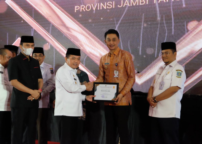 Pj Bupati Muaro Jambi Bachyuni Terima Penghargaan dari Gubernur Jambi di Musrenbang RKPD Provinsi Jambi
