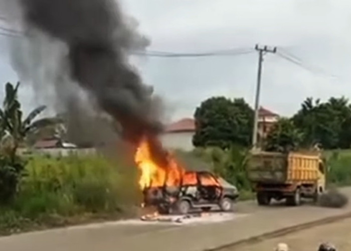 Geger! Toyota Kijang Tanpa Nopol Terbakar Usai Isi BBM di SPBU Simpang Limbur Merangin