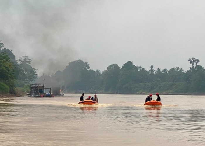 PETI di Sungai Batanghari Tebo Ditindak! 7 Rakit Dompeng Dibakar, Polisi Sempat Hadapi Penolakan Warga