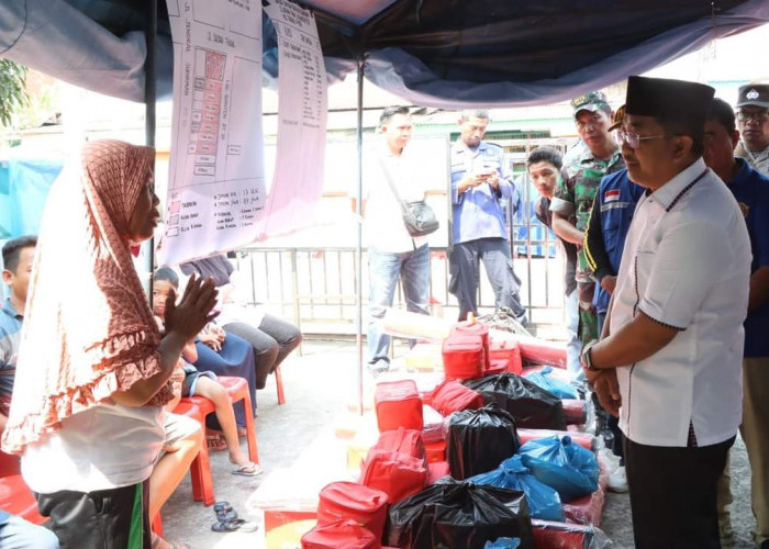 Bupati Tanjabbar Berikan Bantuan Kepada korban Kebakaran Lorong Banten