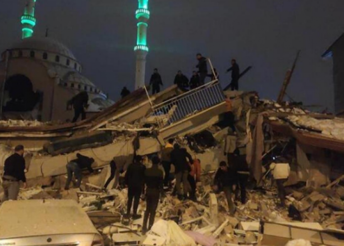 Akibat Gempa Turki, Ratusan Bangunan Hancur dan Ribuan Orang Masih Terkubur, 3 WNI Jadi Korban