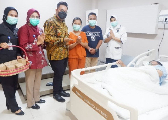 Siloam Hospitals Jambi memberi Gift Kepada Pasien Yang Merayakan Natal