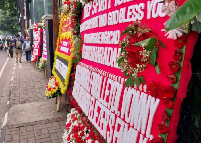 Save Bharada E Menggema, Karangan Bunga Bertambah di PN Jakarta Selatan