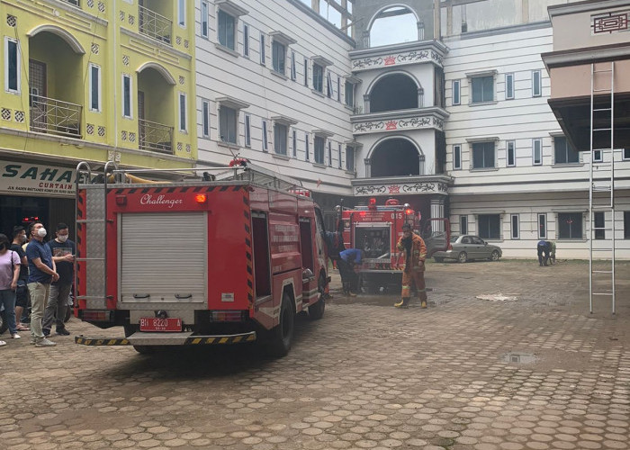 BREAKING NEWS: Hotel Kosong di Belakang Saimen Pasar Jambi Terbakar