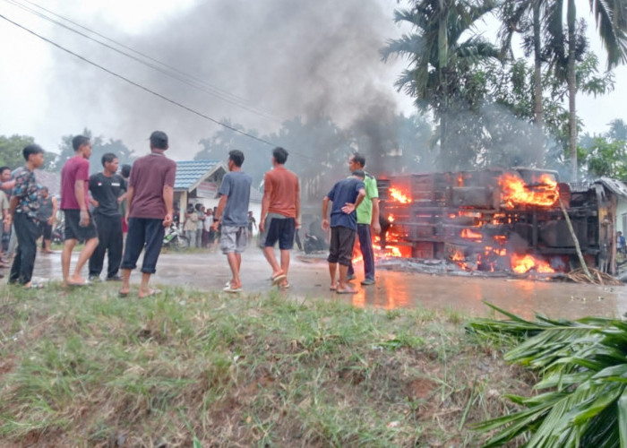 BREAKING NEWS: Siswa SD Tewas Ditabrak Truk di Tanjab Timur, Warga Bakar Mobil