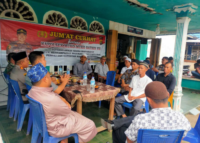 Jumat curhat, Kapolsek Muko Muko Bathin VII Dengarkan Keluhan Warga Dusun Pusat Jalo