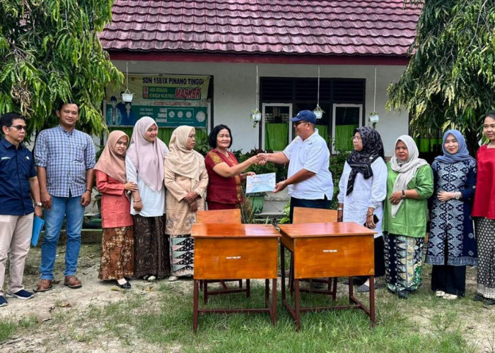 PTPN IV Regional 4 Bantu 30 Set Meja Kursi ke Sekolah di Muaro Jambi