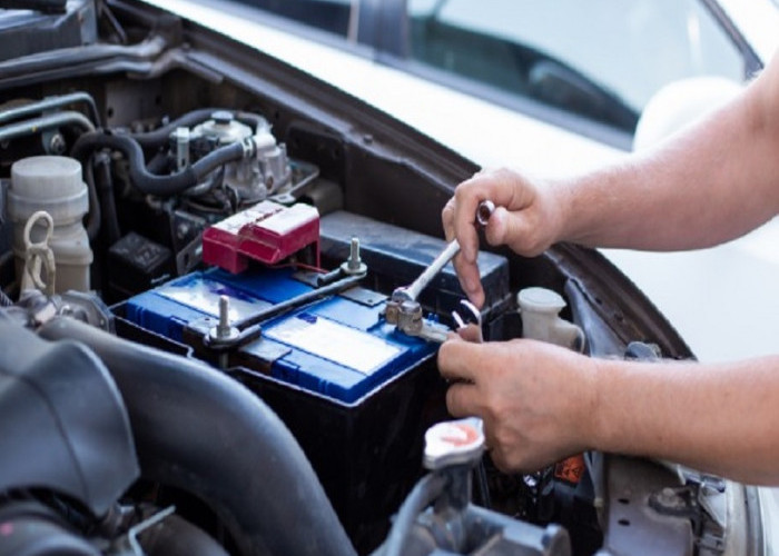 Berapa Umur Ideal Aki Mobil? Cara Cek Voltase Mandiri Agar Tak Mogok di Rest Area Tengah Malam