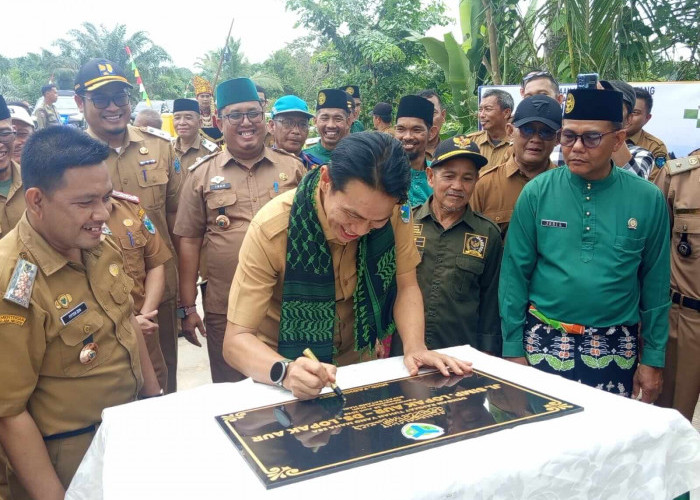 Bupati Batang Hari Resmikan Jembatan Sungai Badak Mati dan Ruas Jalan Desa Lopak Aur