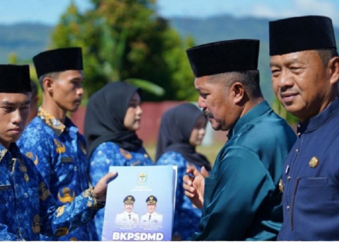 Hardiknas 2026 di Kerinci, Bupati Monadi Serahkan SK 334 PNS Lingkup Pemkab Kerinci