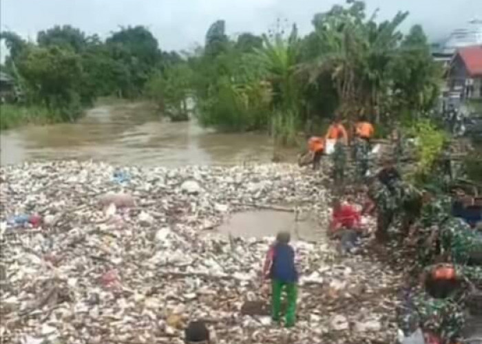 Waduh, Sungai Batang Merao Kerinci Dipenuhi Sampah